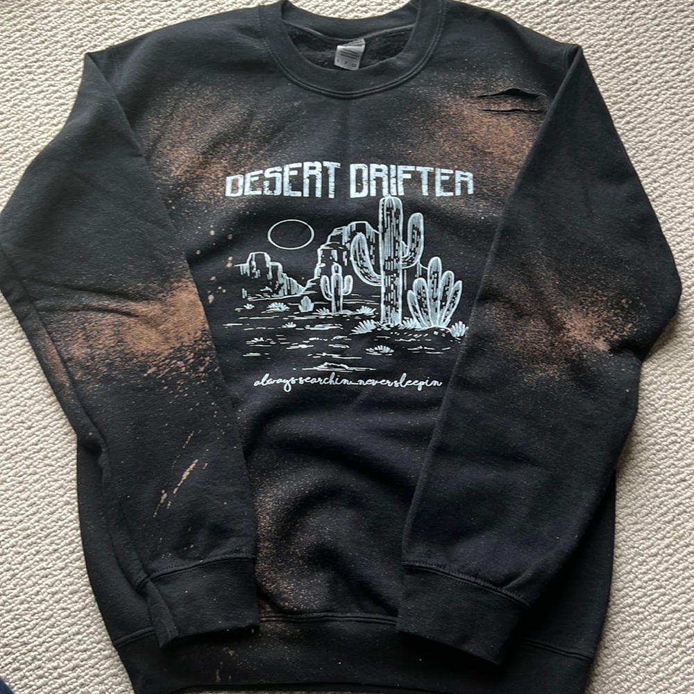 Women’s distressed Small graphic crew neck sweater
